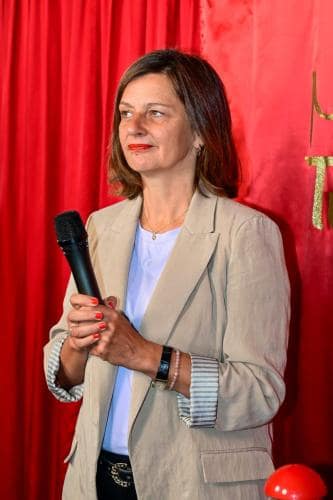 Nadja Troublefield bei der Präsentation  einer Wachsfigur, für